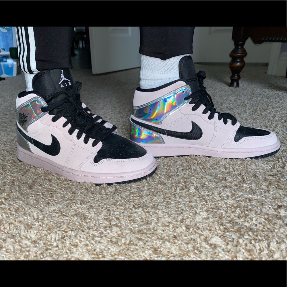 Air Jordan 1 Mid “iridescent”